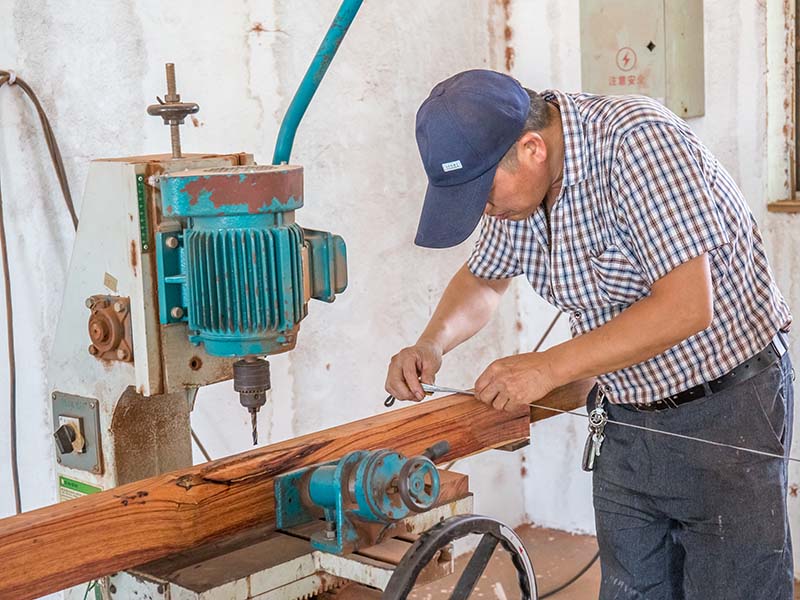 竹山楼梯地板柜门的油漆修复-10